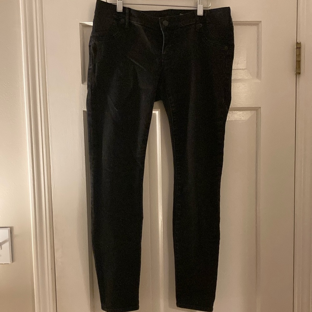 Gap maternity skinny black jeans size 27. EUC, elastic on the sides